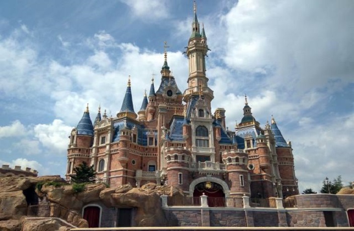 H&M Flagship Closes, Shanghai Disneyland Reopens