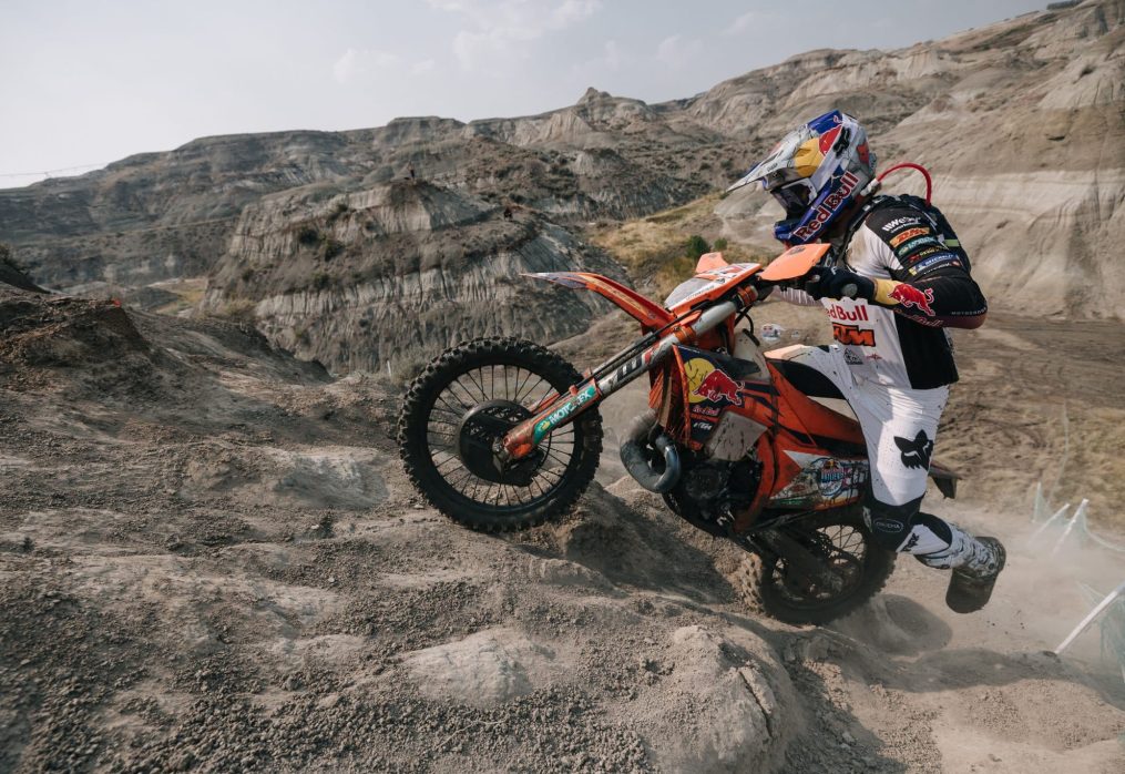 LETTI HOLDS OFF BILLY BOLT FOR RED BULL OUTLIERS HARD ENDURO WIN
